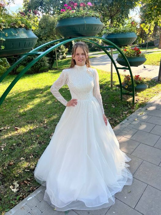 Вишукана весільна сукня з довгими рукавами