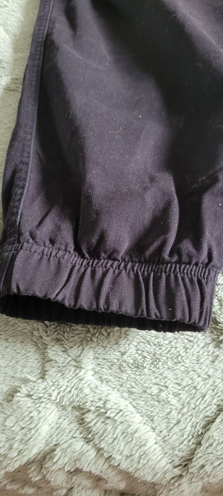 Amisu. Czarne spodnie bojówki.