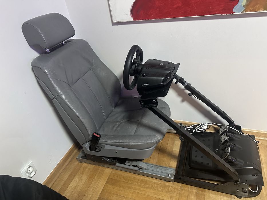 Logitech G923 z automatycznie regulowanym fotelem skórzanym z BMW E38