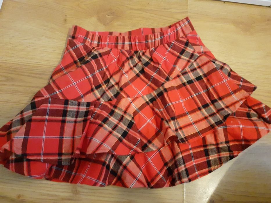 Czerwona spódniczka w kratkę