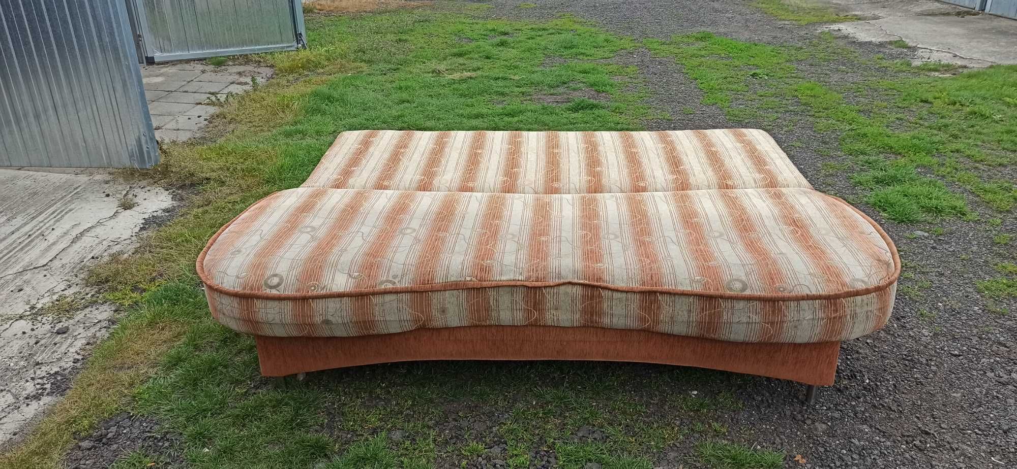 Sofa z pojemną skrzynią