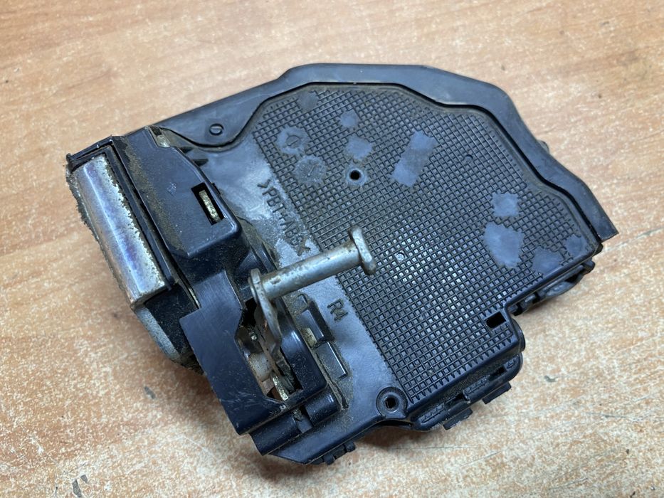 Toyota Avensis T27, Camry 40 задній правий дверний замок для Тойота.