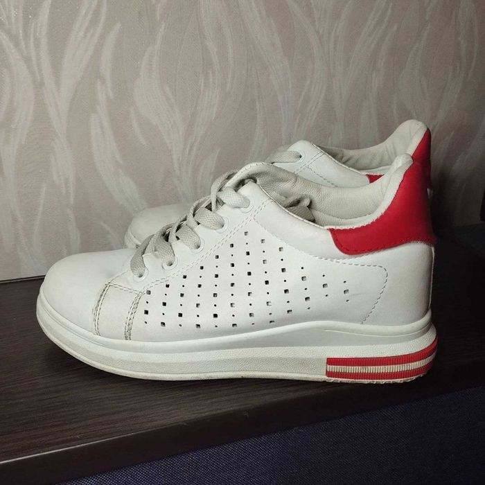 Жіночі кросівки з перфорацією | Біло-червоні | Розмір 38
