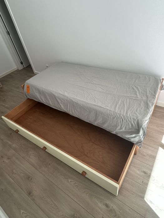 Cama individual 90x200 com colchão e arrumacão