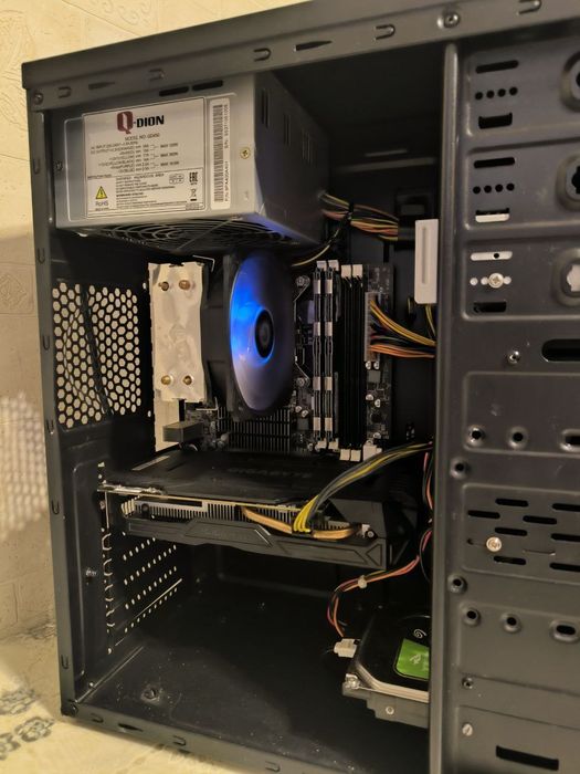 6 ядер 12 потоків, 16 ГБ ОЗУ, NVIDIA GTX 1060, SSD 128GB, HDD 1000GB.