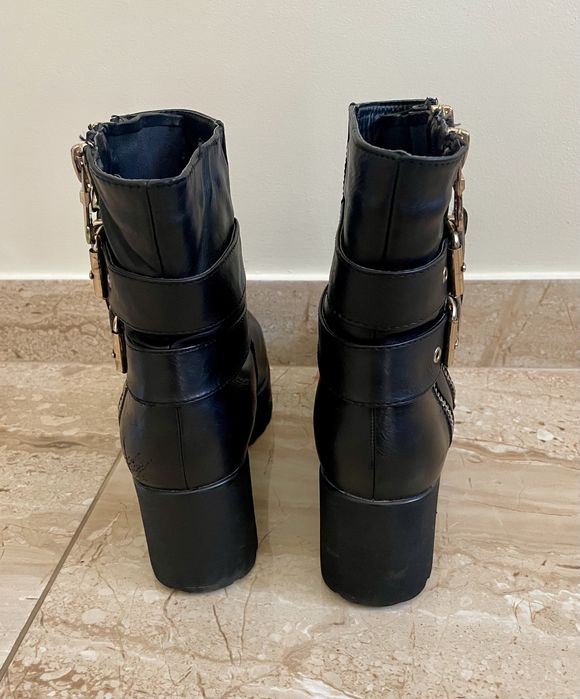 Botas pretas e douradas com salto (tamanho 40)