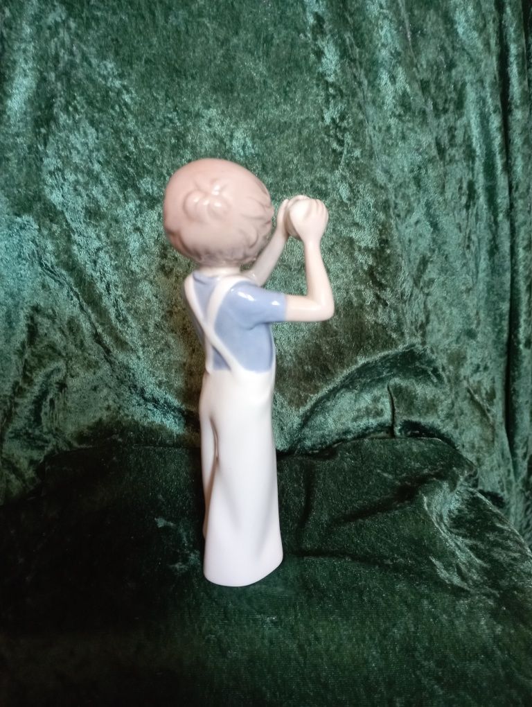 Porcelana Figurka Chłopiec z piłką. Casades