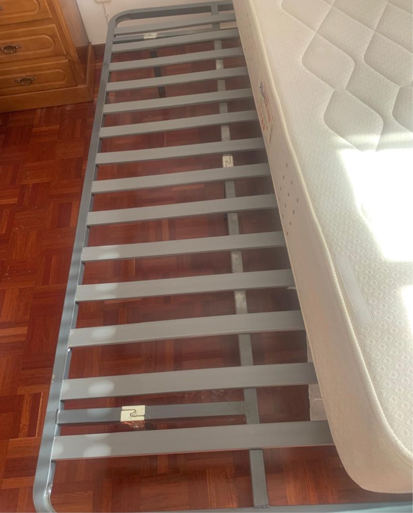 Cómoda com espelho + 2 mesas cabeceira + estrado casal + colchão casal