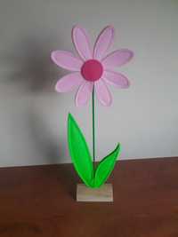 różowy kwiatek z filcu na drewnianej podstawce, 47,5 cm