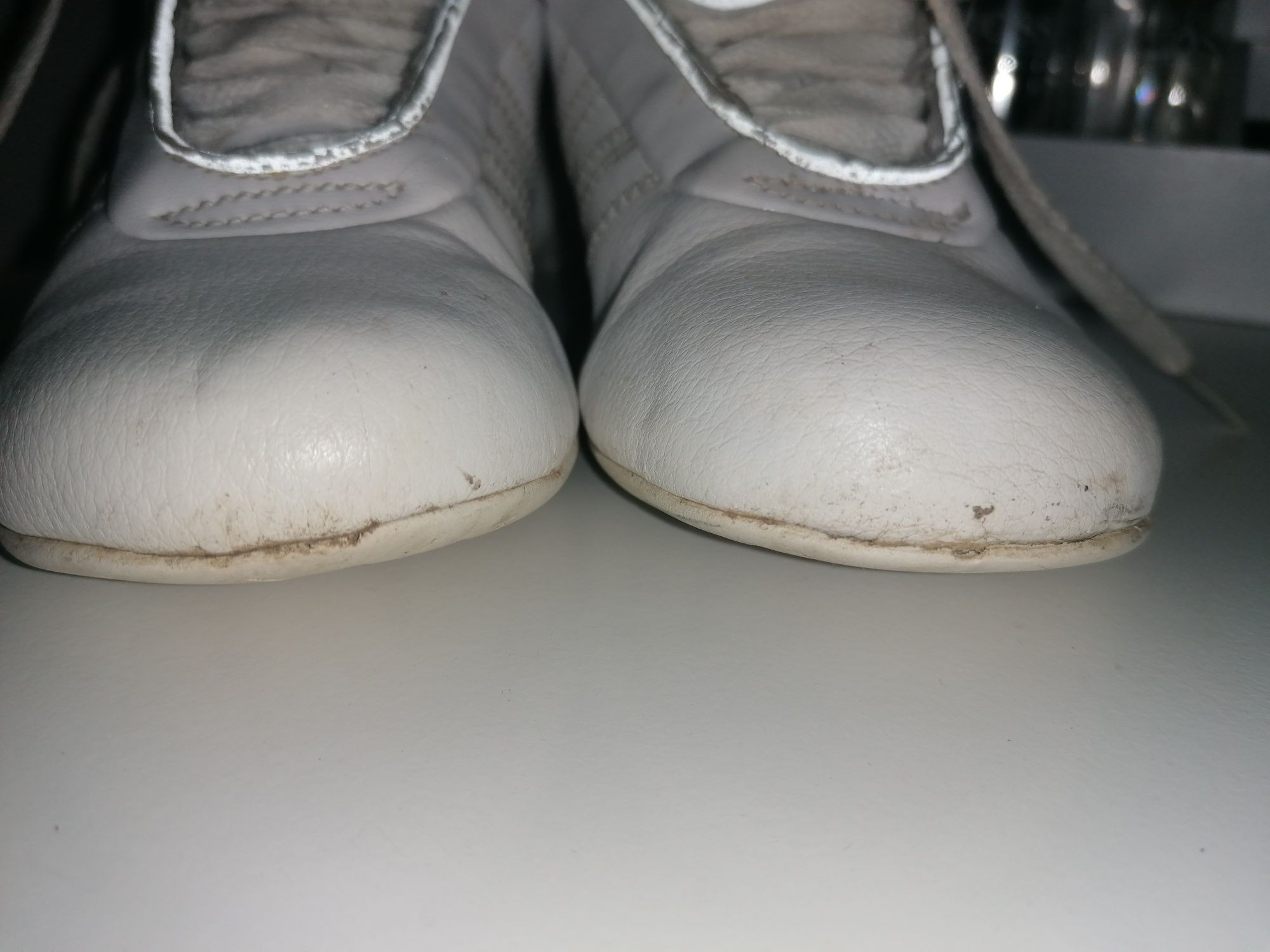 Białe dziecięce sportowe buty marki Adidas rozmiar 29