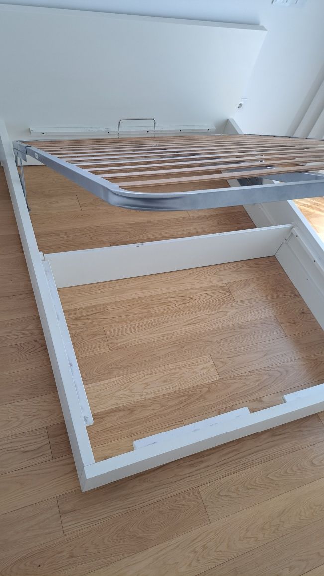 Cama branca com estrado