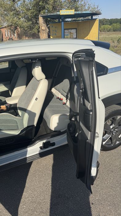 Електромобіль Mazda MX-30 2021 року