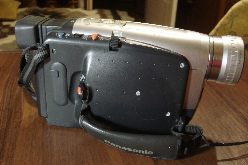Видеокамера Panasonic NV-RZ10EN VHSc