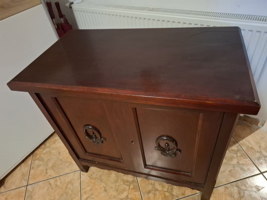 Zabytkowa szafka drewniana - rzeźbiona
