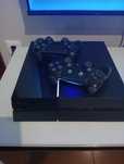 PlayStation 4 com 2 comandos.