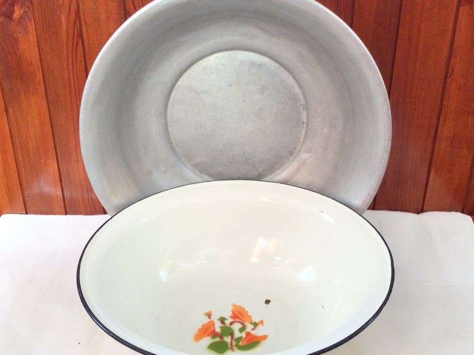 Миска - таз  емальована діам. 40см.,  алюмінієва діам. 45см..