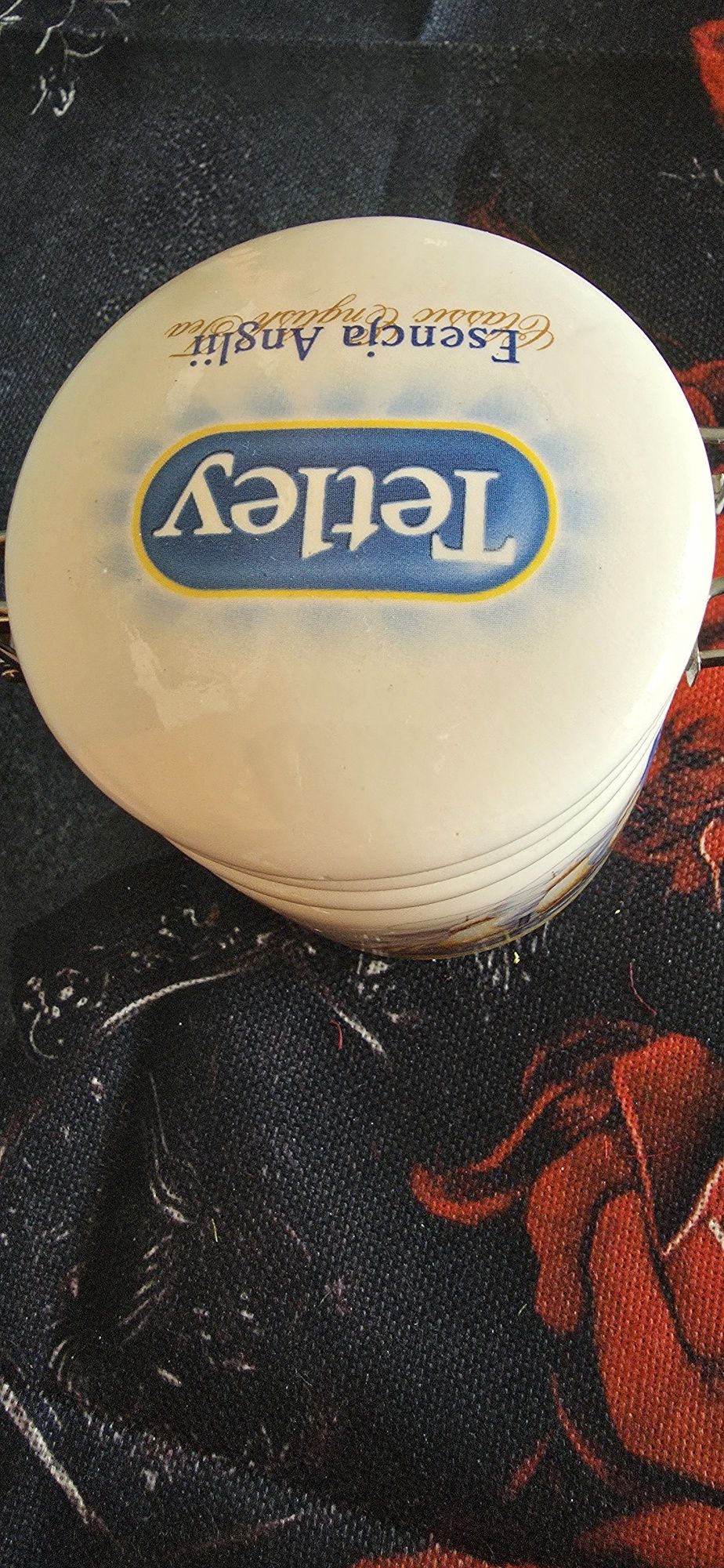 Piękny pojemnik ceramiczny.