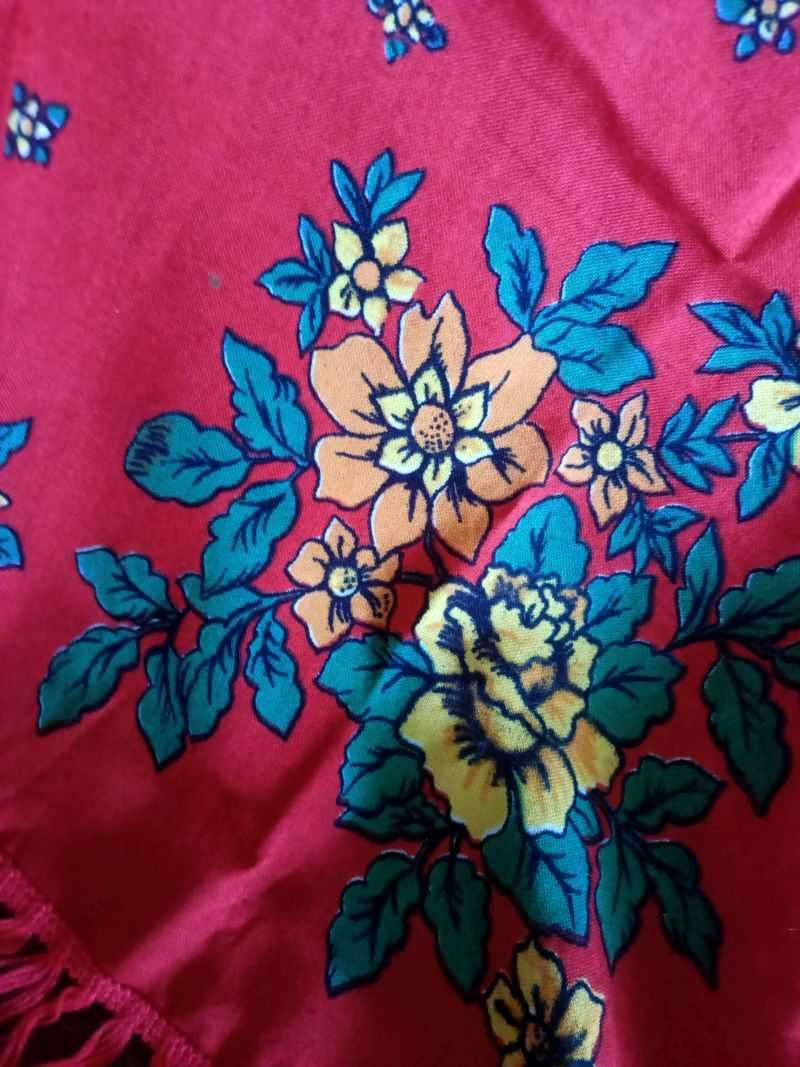 Retro chusta w kwiaty z frędzlami jak ludowa PRL