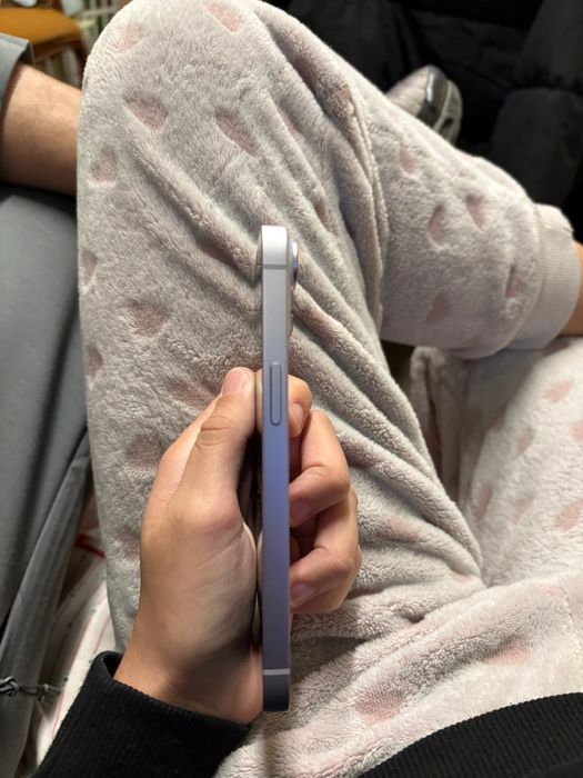 Iphone 14 novo leva carregador