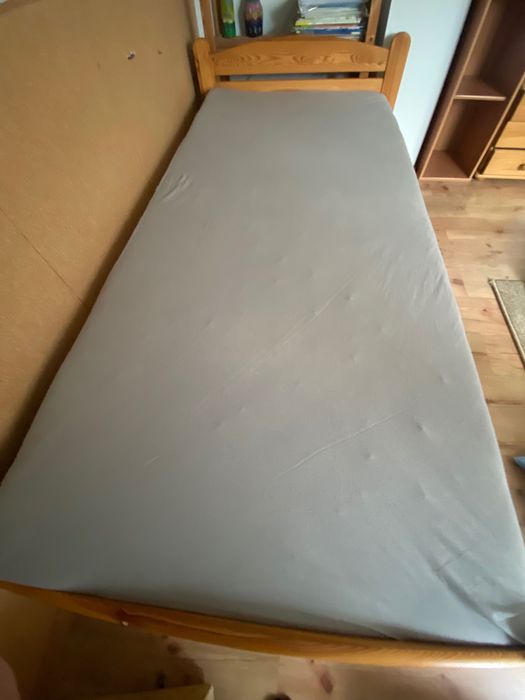 Meble sosnowe - łóżko z materacem, biurko