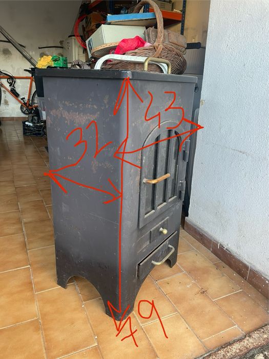 Salamandra antiga preta com pormenores em dourado