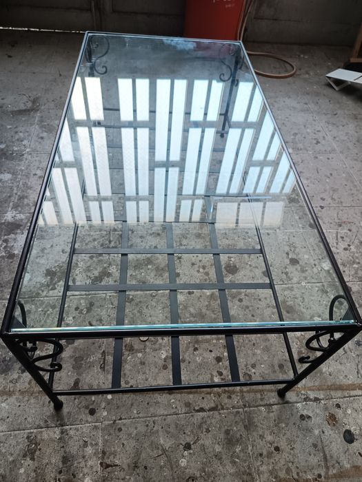 Cadeiras, bancos e mesa centro