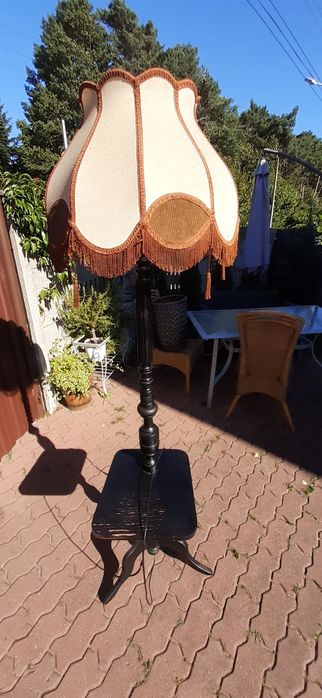 Lampa z abażurem i gazetnikiem retro vintage prl