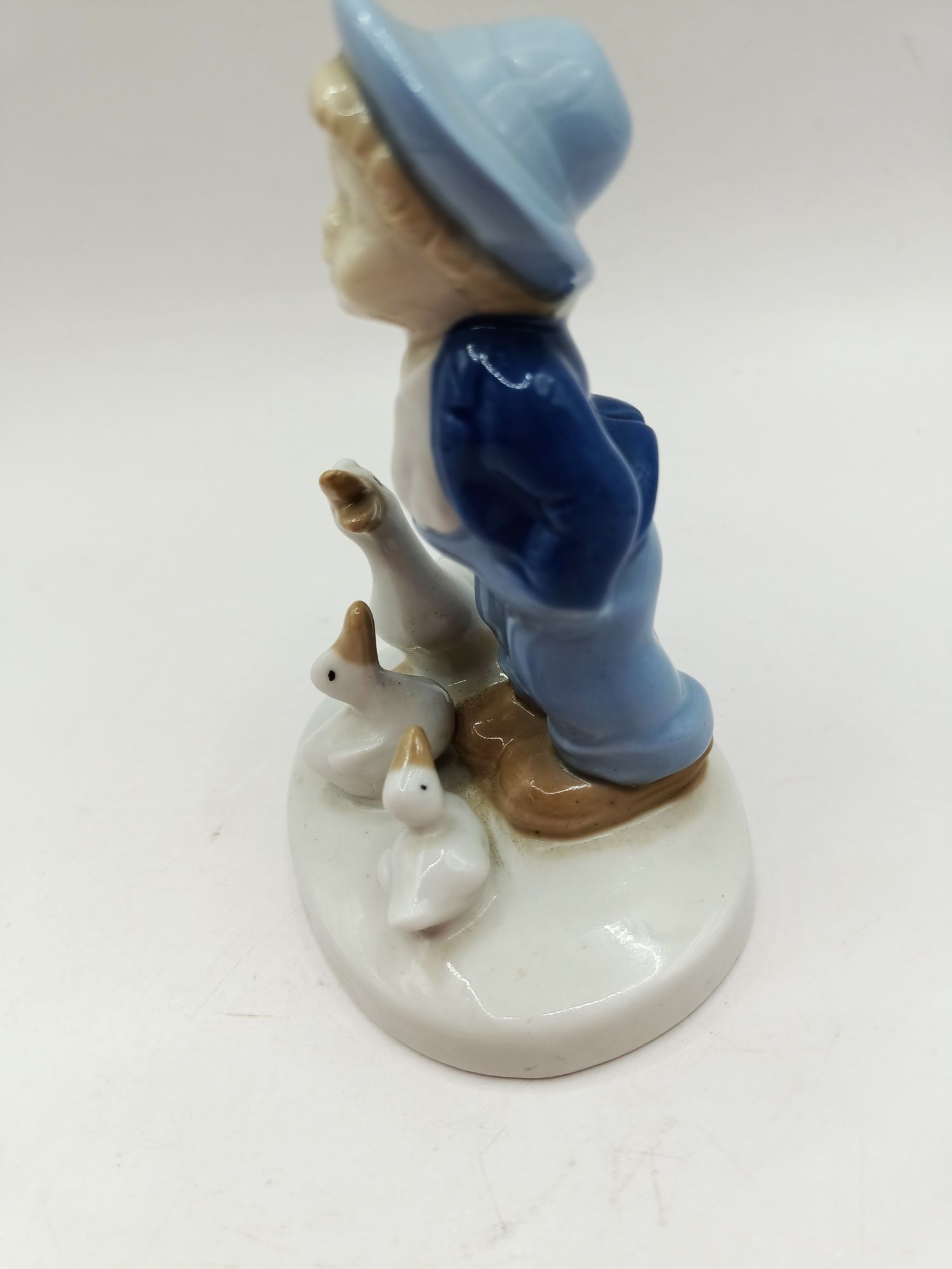 Porcelana figura Chłopiec z trzema gąskami