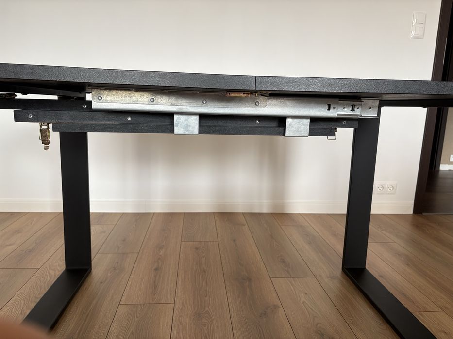 Stół rozkładany z metalowymi nogami
