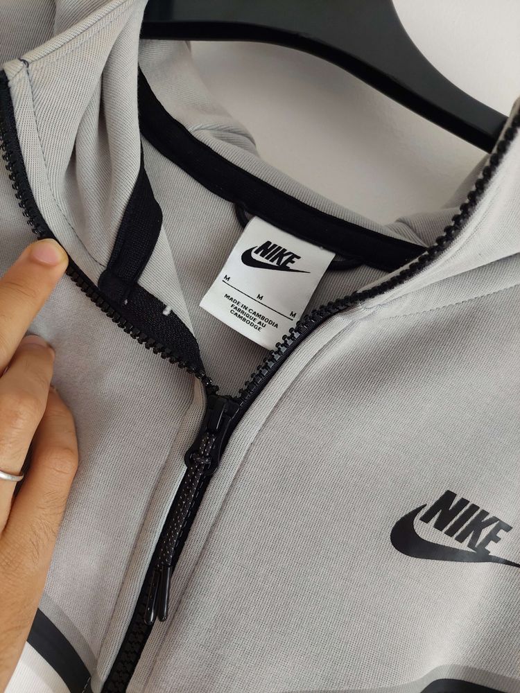 Nike Tech cinzento e branco