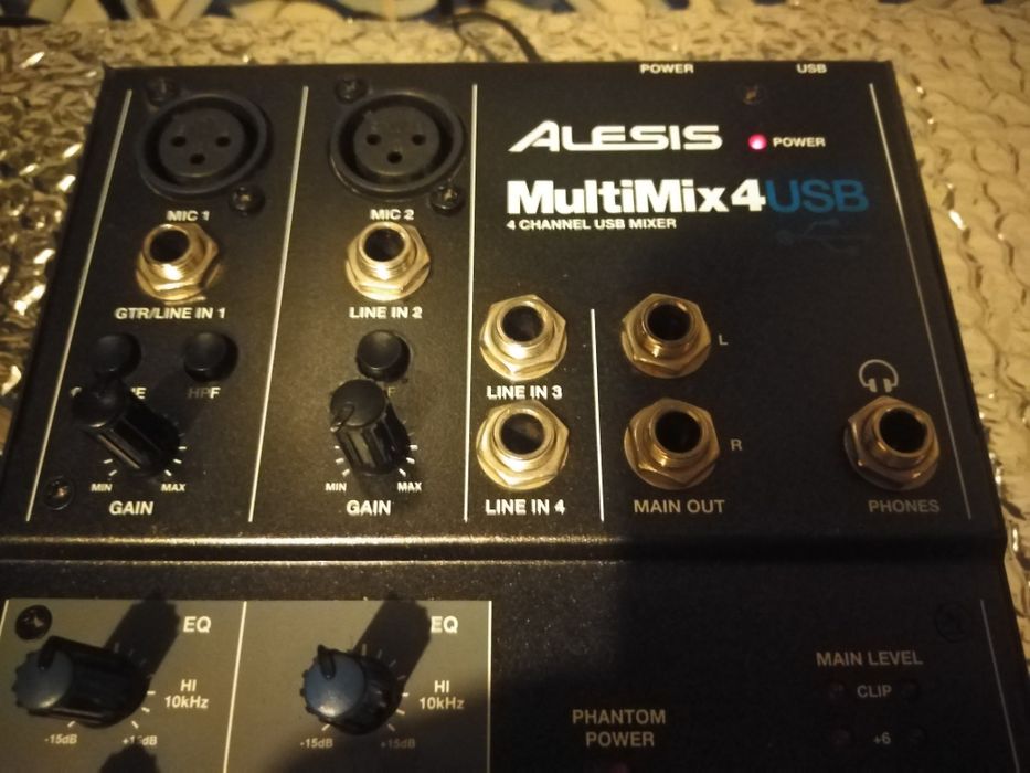 Mesa de mistura Alesis