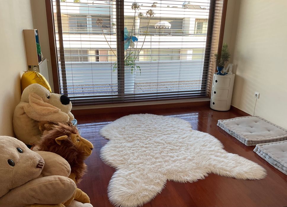 Tapete de pêlo branco da HÖMA, 170 x 140 cm + almofadas azuis