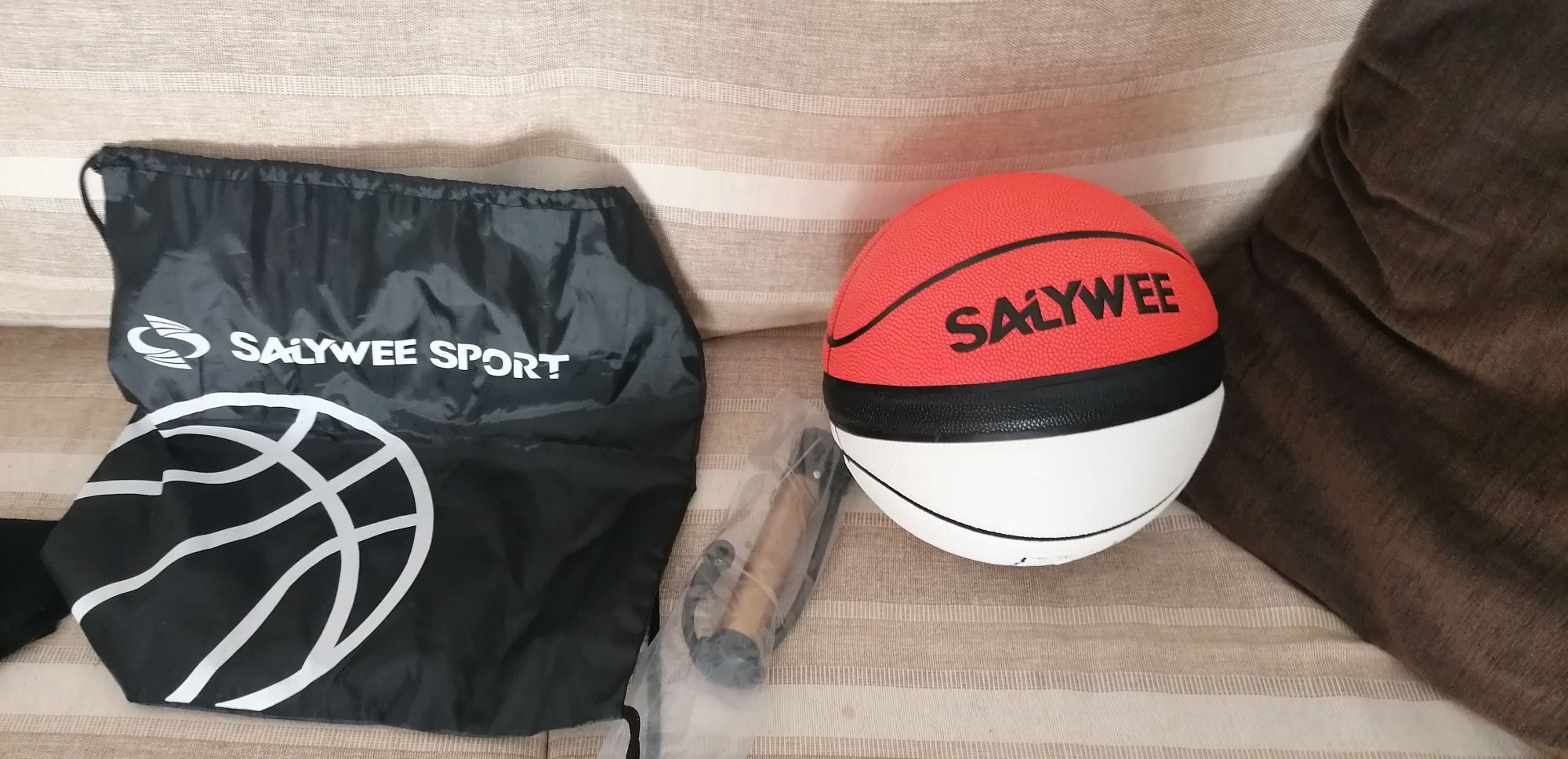 Bola basketball nova com bomba e saco(Desenho pokebola do pokemon)