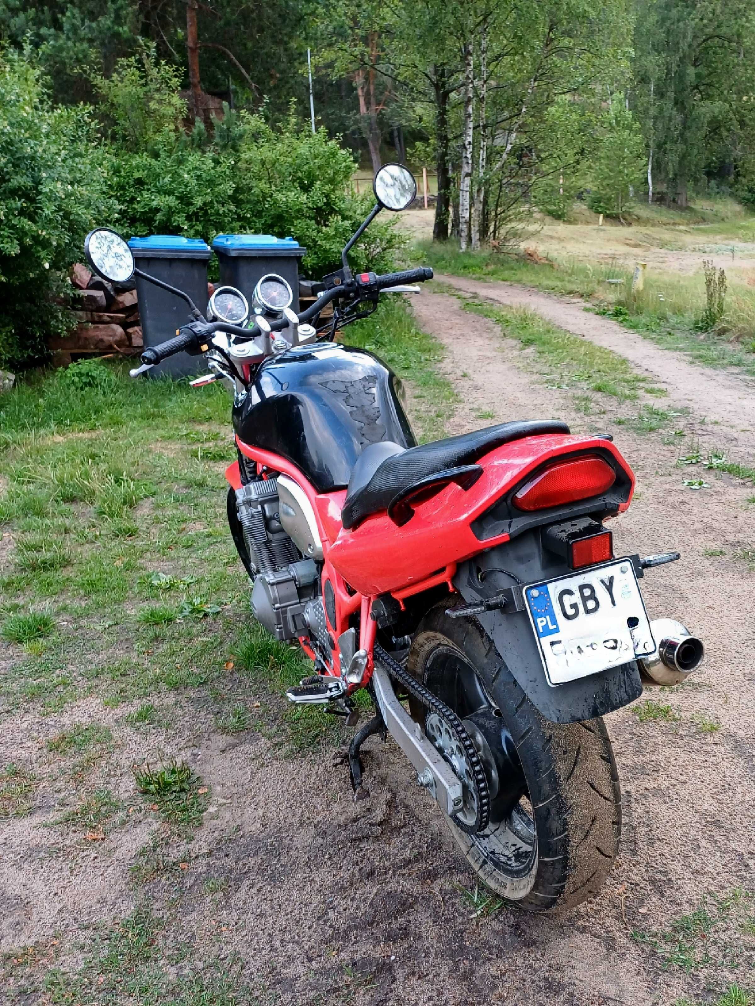 Motocykl Suzuki Bandit, kufry, strój, buty