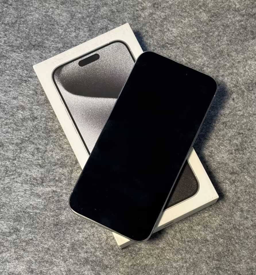 Do sprzedania mam mojego iPhone'a 15 Pro Max z 256 GB pamięci