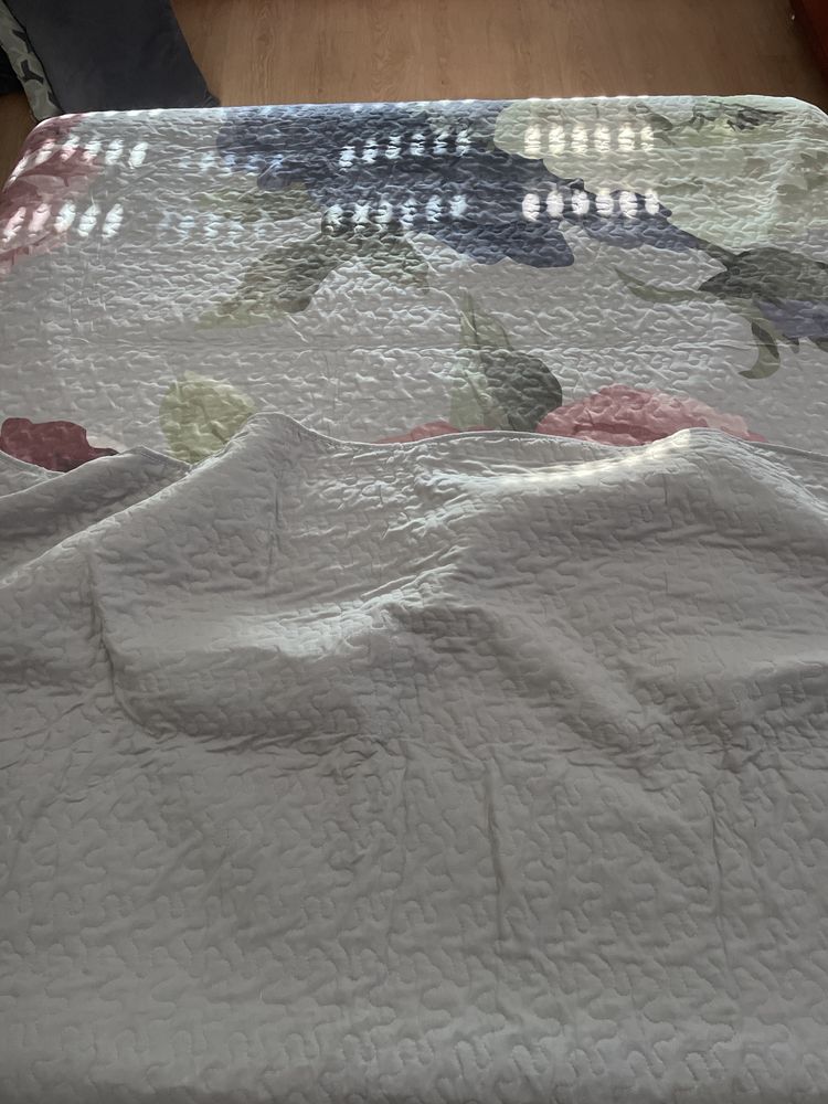 Conjunto Colcha 2,30-*2,60 cm cinzenta com flores