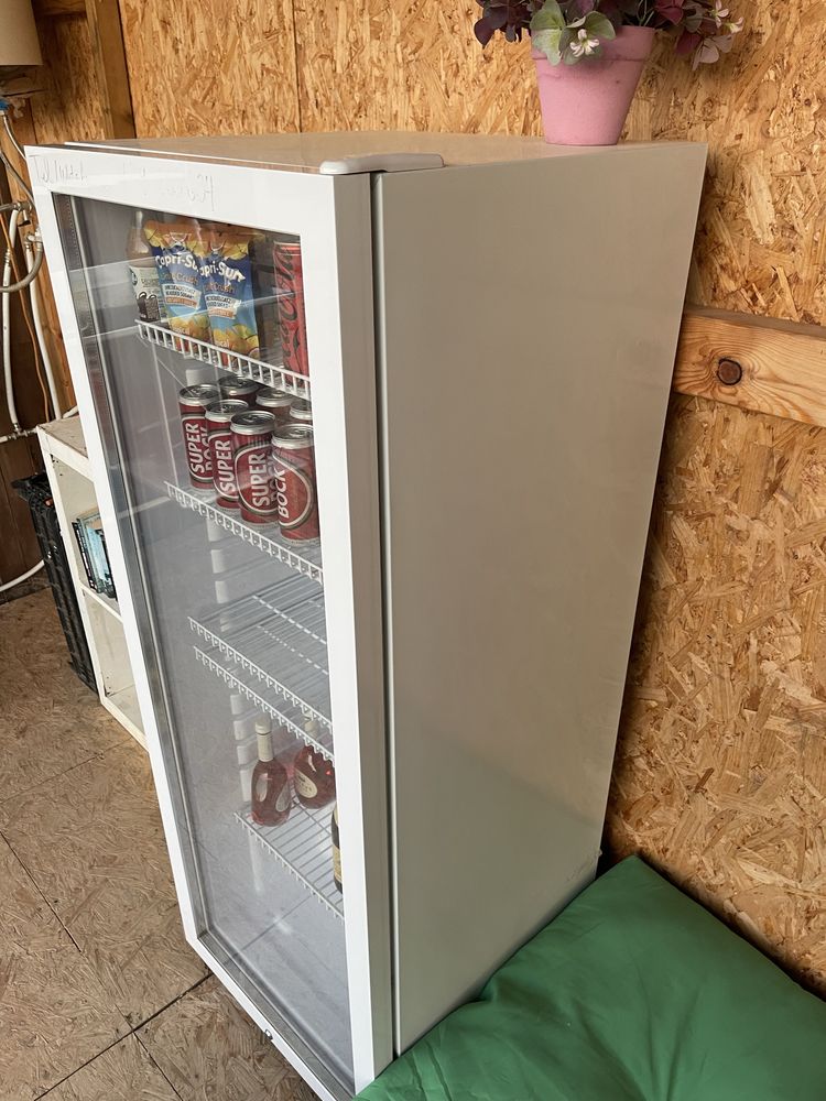 Geladeira com porta de vidro e chave.