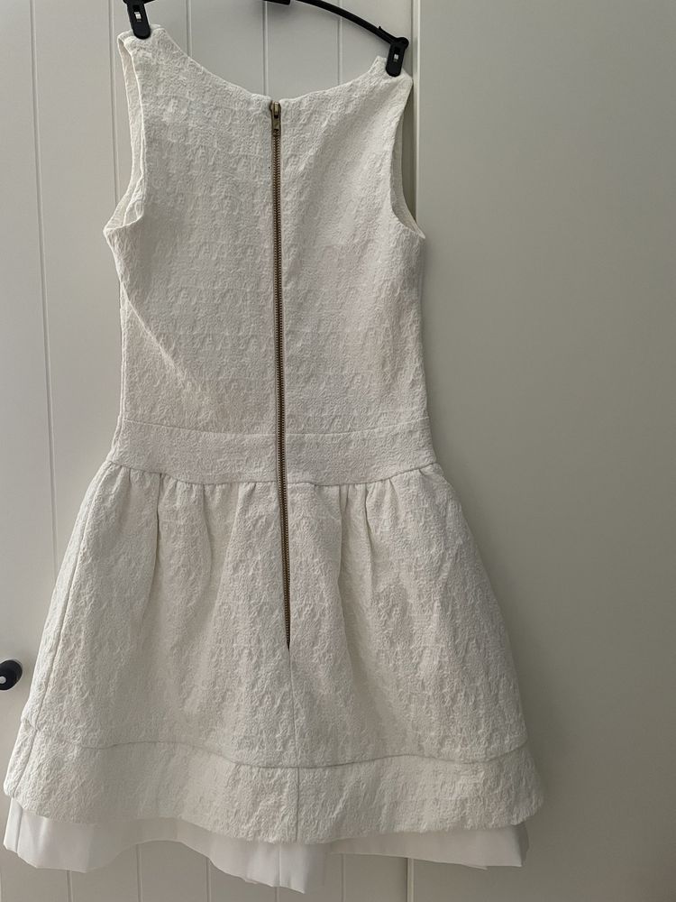Biała sukienka kość słoniowa na szelkach elegancka imprezowa