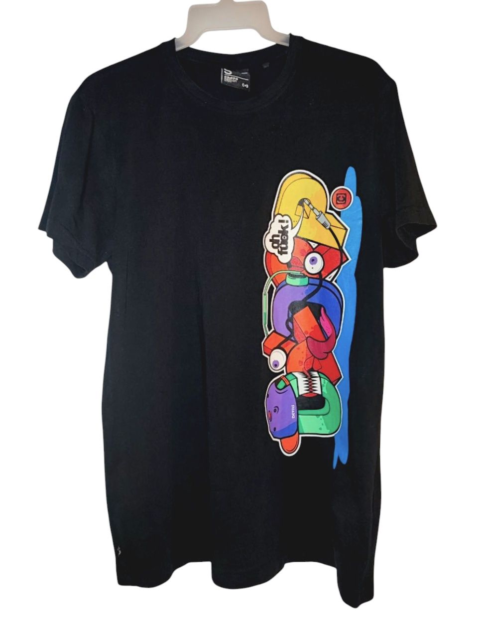 Ti-shirt  Croop  disign.  S.  Czarny z dużym jasnym obrazem.
