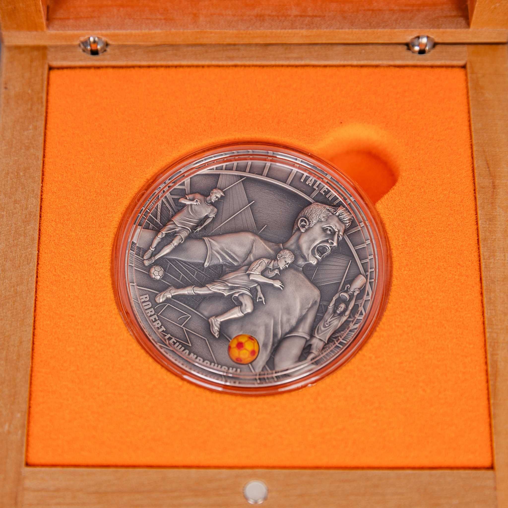 Robert Lewandowski - 2 srebrne monety 2oz: I Talent i II Zwycięzca.