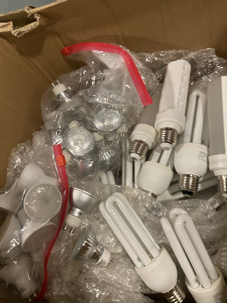 Lampadas várias caixa para desocupar