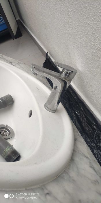 Lavatório com torneira