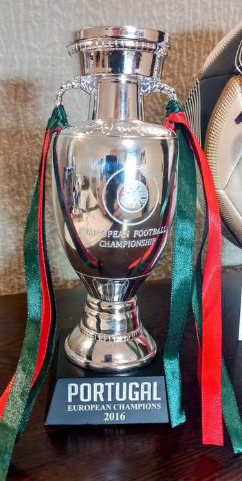 Bola autografada Cristiano Ronaldo e trofeu Euro.