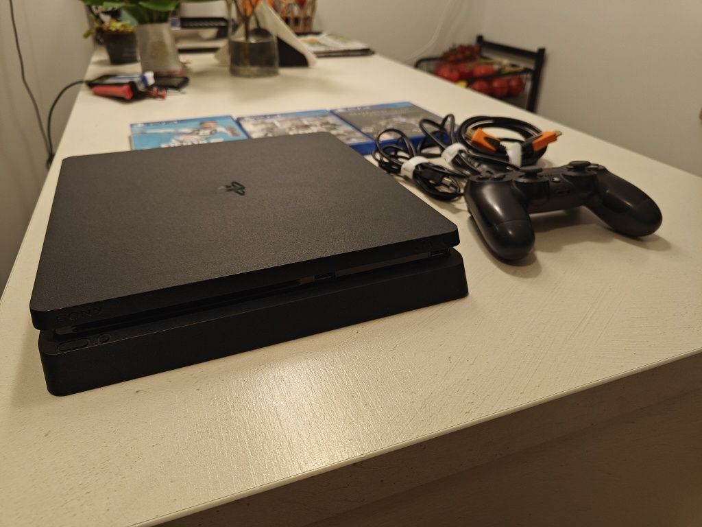 PS4 slim 500gb z padem, kablami i 3 grami