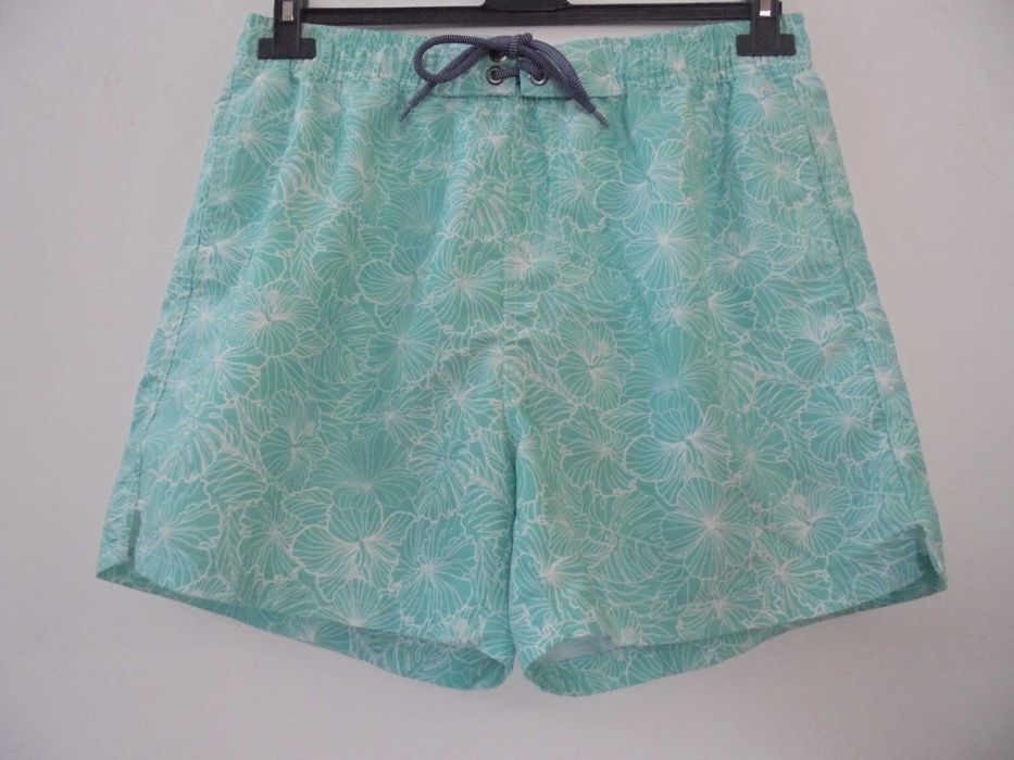 calção de homem cor verde e branco