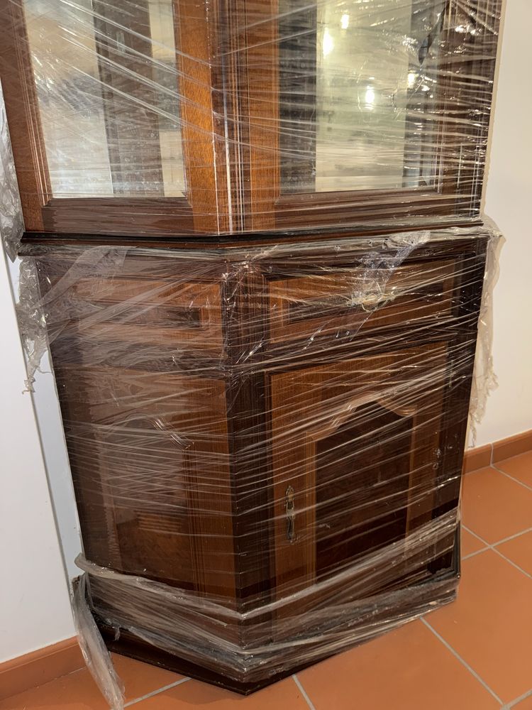 Cristaleira móvel em mogno