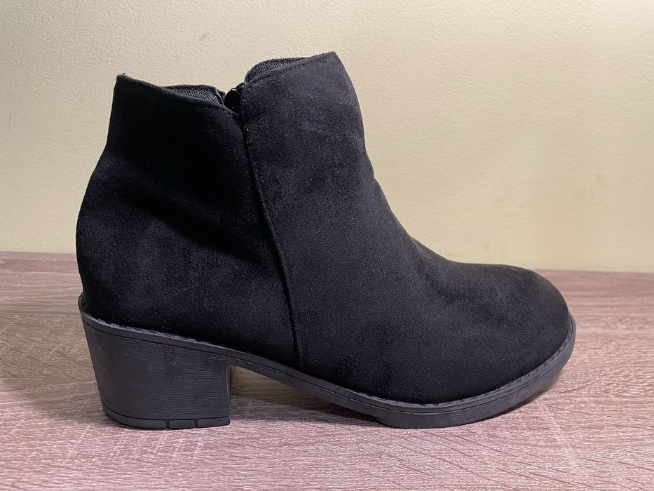 Чорні замшеві ботильйони на середньому каблуку