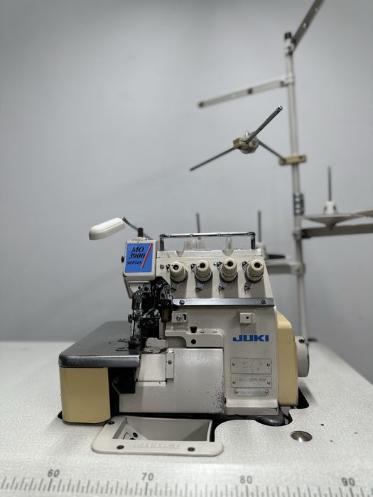 Maquina corte e cose a ar juki