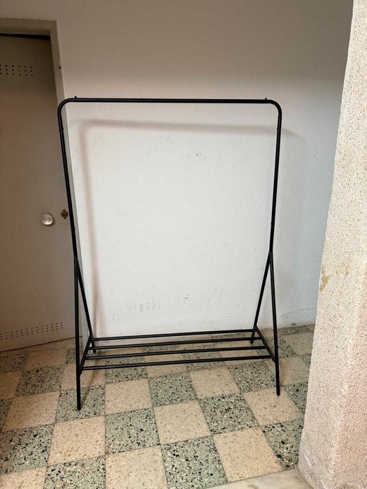 Suporte de Roupa Metálico Preto com Prateleira Inferior