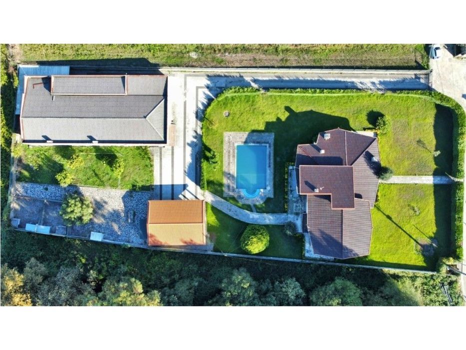 Propriedade T5 + Armazém em Famalicão